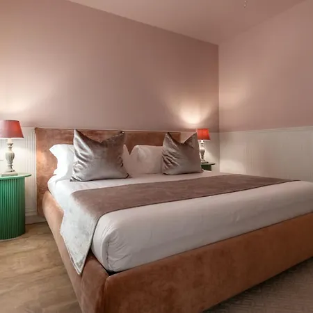 Mistro House & Courtyard - By Sleep In Nyaraló