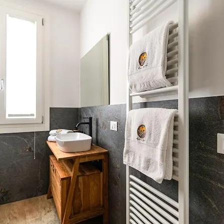 Mistro House & Courtyard - By Sleep In